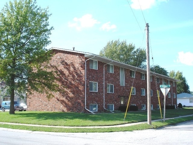 400 N 5th St in Eldridge, IA - Building Photo