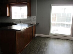 406 N Carrier Pkwy in Grand Prairie, TX - Building Photo - Building Photo