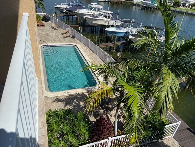 11605 3rd St E, Unit Harborview 308 in Treasure Island, FL - Foto de edificio - Building Photo