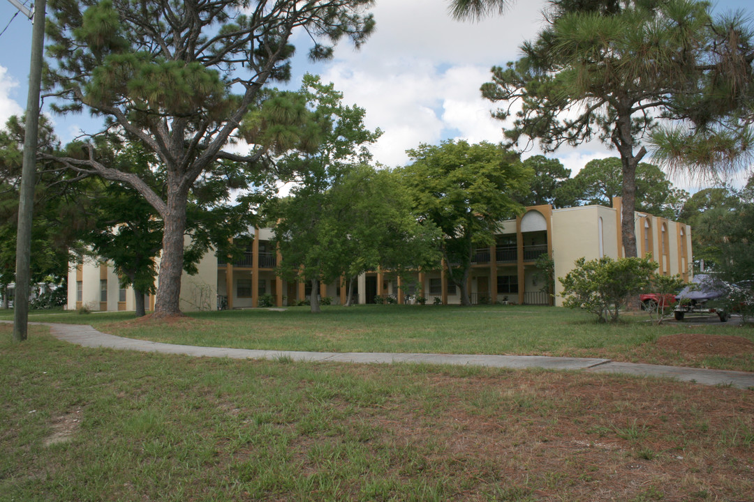 Chateau N.E in St. Petersburg, FL - Building Photo