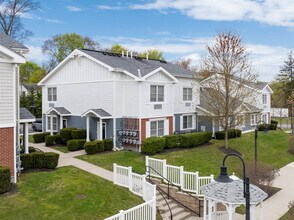 Liberty Landing in Lake Ronkonkoma, NY - Foto de edificio - Building Photo