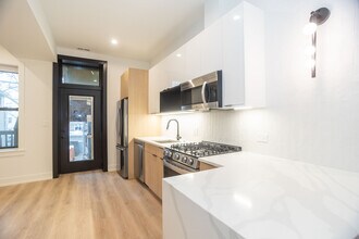 2254 N Sawyer Ave in Chicago, IL - Building Photo - Building Photo