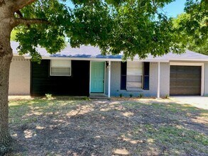 832 SW Southridge Dr in Burleson, TX - Building Photo - Building Photo