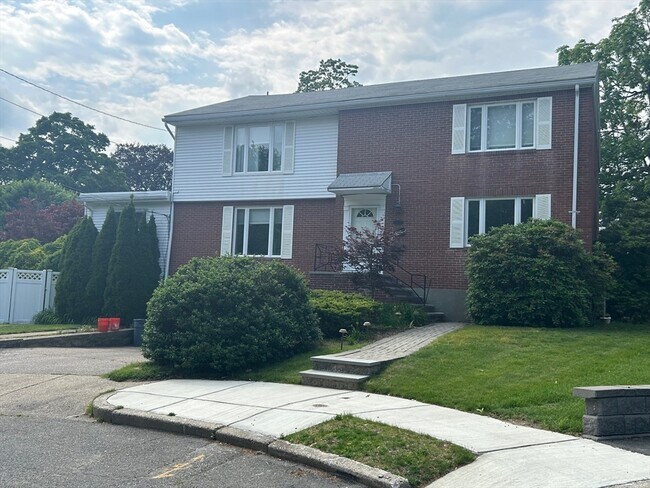 15 Glazer Rd in Newton, MA - Building Photo - Building Photo