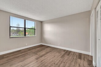 706 Executive Center Dr in West Palm Beach, FL - Building Photo - Building Photo