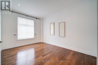 210 Maplehurst Ave in Toronto, ON - Building Photo - Building Photo