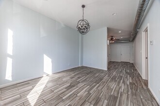 1638 W 18th Pl, Unit 2F in Chicago, IL - Building Photo - Building Photo
