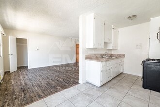304 N Market St in Inglewood, CA - Foto de edificio - Building Photo