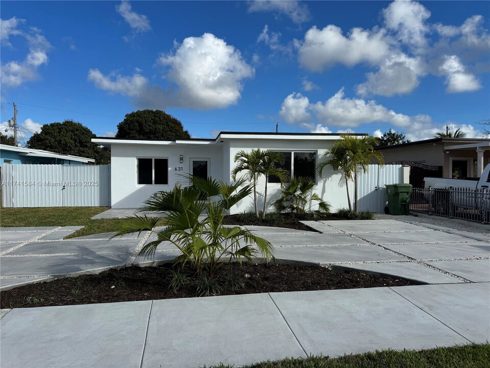 632 E 43rd St in Hialeah, FL - Building Photo