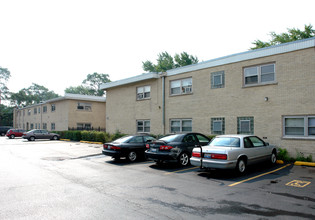 55-77 E Strong St in Wheeling, IL - Foto de edificio - Building Photo