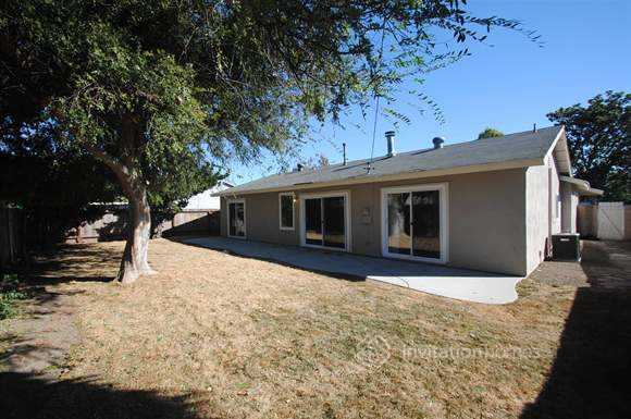 2105 Lysander Ave in Simi Valley, CA - Foto de edificio - Building Photo