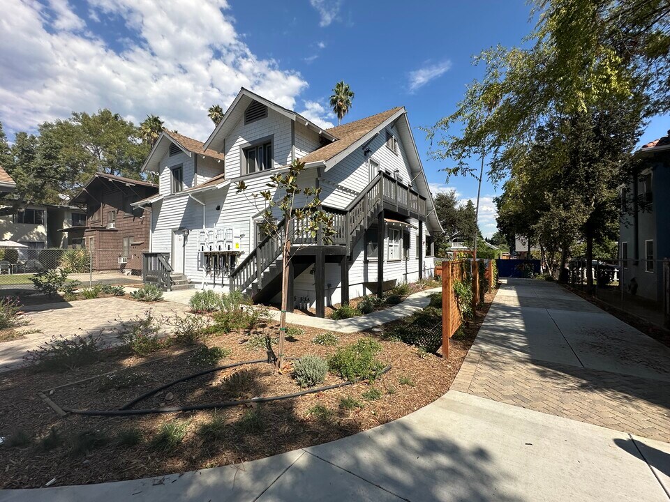 1075 N Los Robles Ave in Pasadena, CA - Building Photo