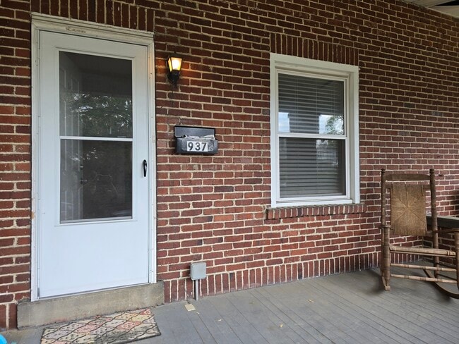 property at 937 S Poplar St