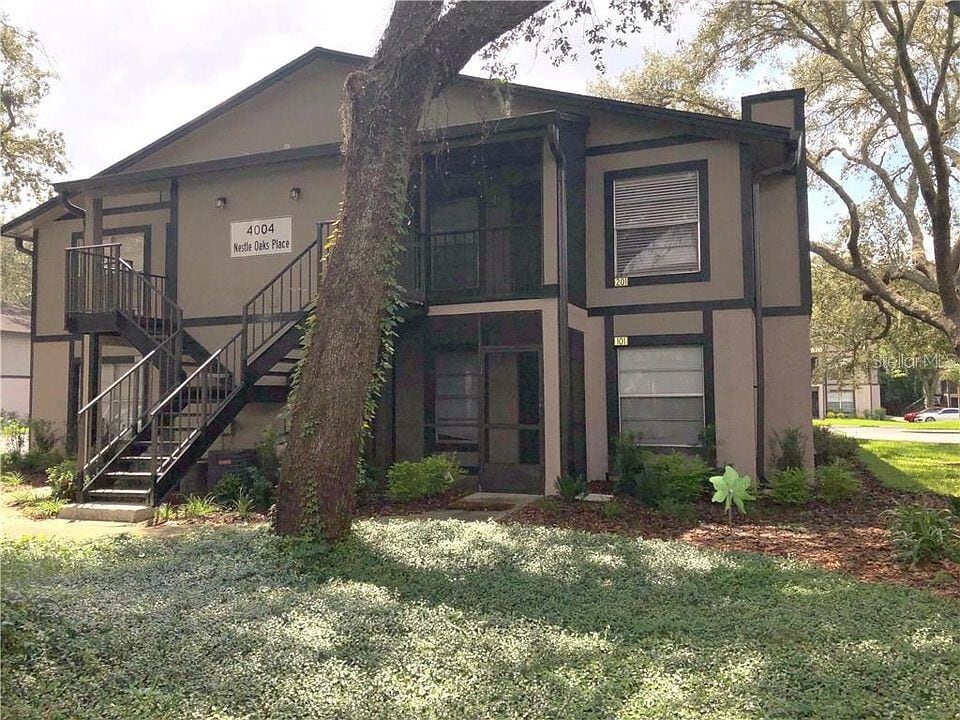 4004 Nestle Oaks Pl, Unit 201 in Tampa, FL - Building Photo