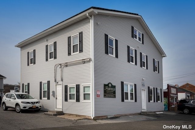 35 New York Ave, Unit 1 in Halesite, NY - Building Photo