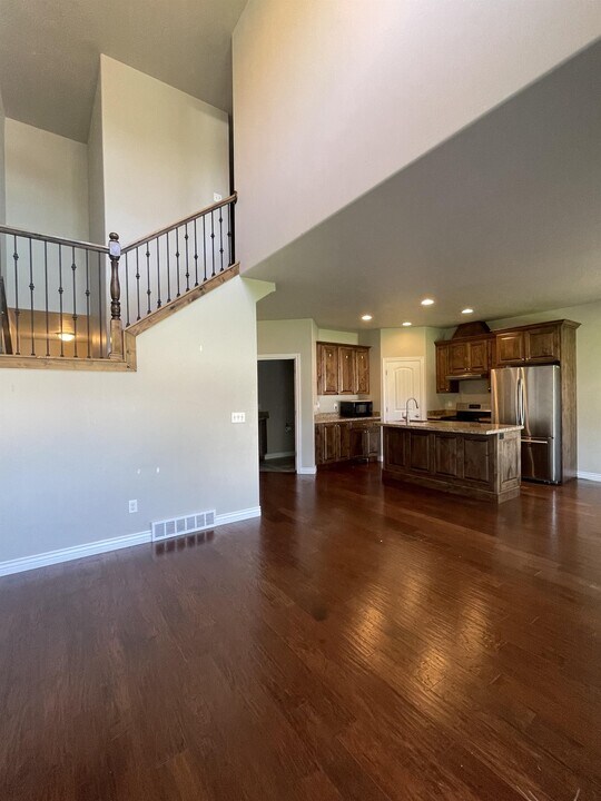 1166 S 200 E St in Orem, UT - Building Photo