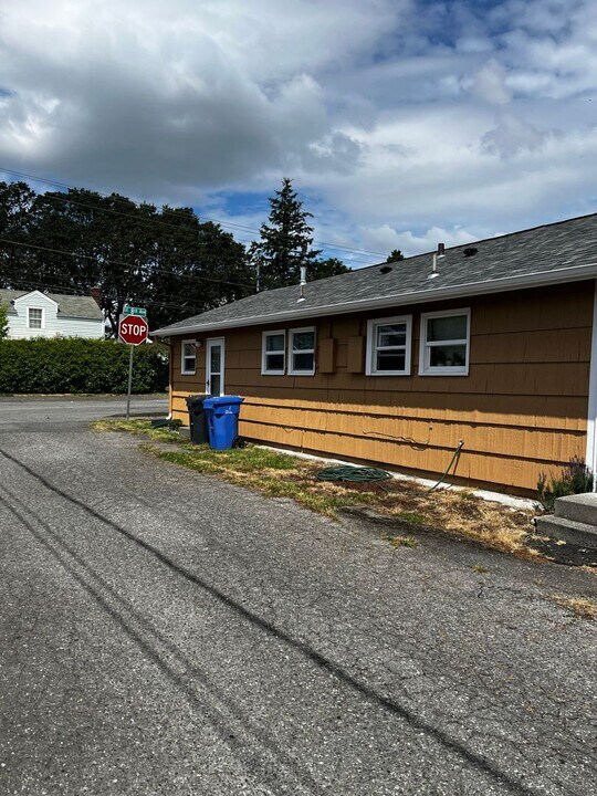 961 SE 8th Ave in Oak Harbor, WA - Building Photo