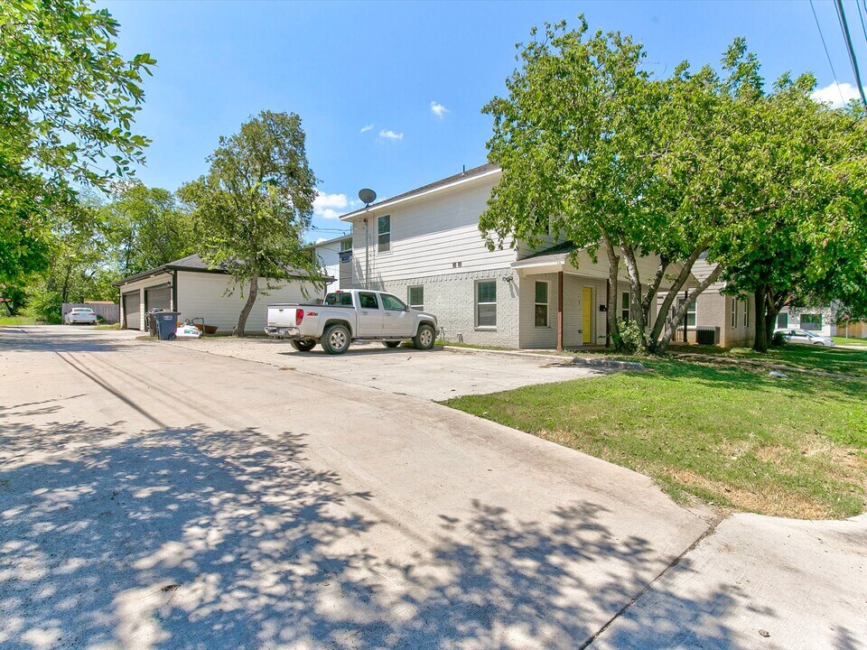 2313 W Devitt St in Fort Worth, TX - Building Photo