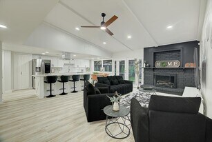 7310 Corta Calle Dr in Houston, TX - Building Photo