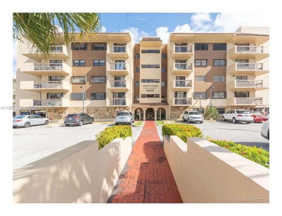 5249 NW 7th St in Miami, FL - Building Photo