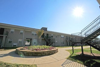 Medallion Court in Louisville, KY - Foto de edificio - Building Photo