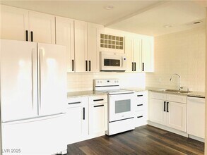 595 S Royal Crest Cir in Las Vegas, NV - Building Photo - Building Photo
