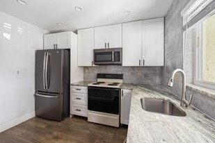 1450 N Riverside Dr, Unit 101 in Pompano Beach, FL - Building Photo