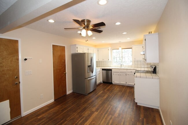 9547 N Sharon Ave in Fresno, CA - Building Photo - Building Photo