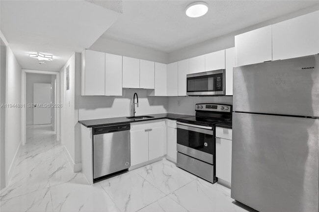 5731 NE 18th Ave in Fort Lauderdale, FL - Building Photo - Building Photo