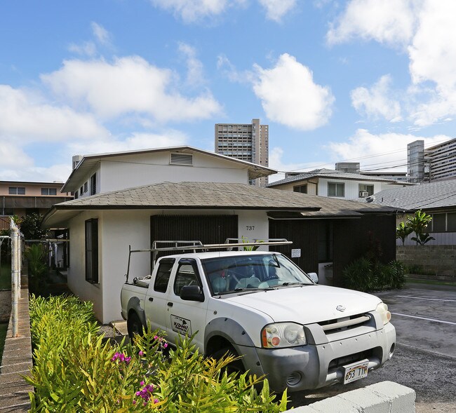 737 Hoawa St in Honolulu, HI - Building Photo - Building Photo