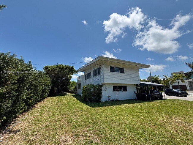 9257 Bay Dr in Surfside, FL - Building Photo - Building Photo