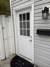 18 Fairwood Ln, Unit Apt for rent in Coram, NY - Foto de edificio - Building Photo