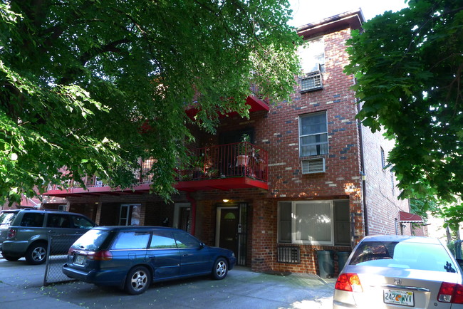 85-24 Lefferts Blvd in Jamaica, NY - Building Photo - Building Photo