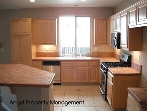 10101 E Taron Dr in Elk Grove, CA - Building Photo - Building Photo