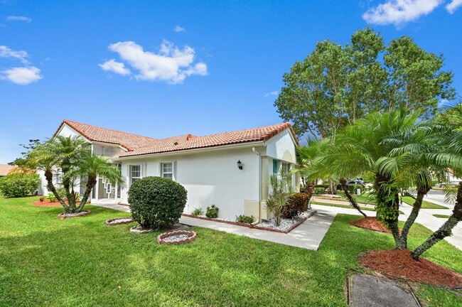 6077 Lake Hibiscus Dr in Delray Beach, FL - Foto de edificio - Building Photo
