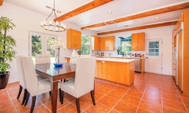 25648 Timpangos Dr in Calabasas, CA - Foto de edificio - Building Photo