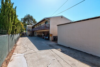 2056 Glen Way in East Palo Alto, CA - Foto de edificio - Primary Photo