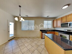 17428 W Mandalay Ln in Surprise, AZ - Foto de edificio - Building Photo