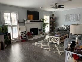 304 Hollyfax Cir, Unit 304 in Atlanta, GA - Building Photo