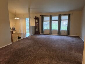 208 Sunset Ln in Grandview, WA - Foto de edificio - Building Photo