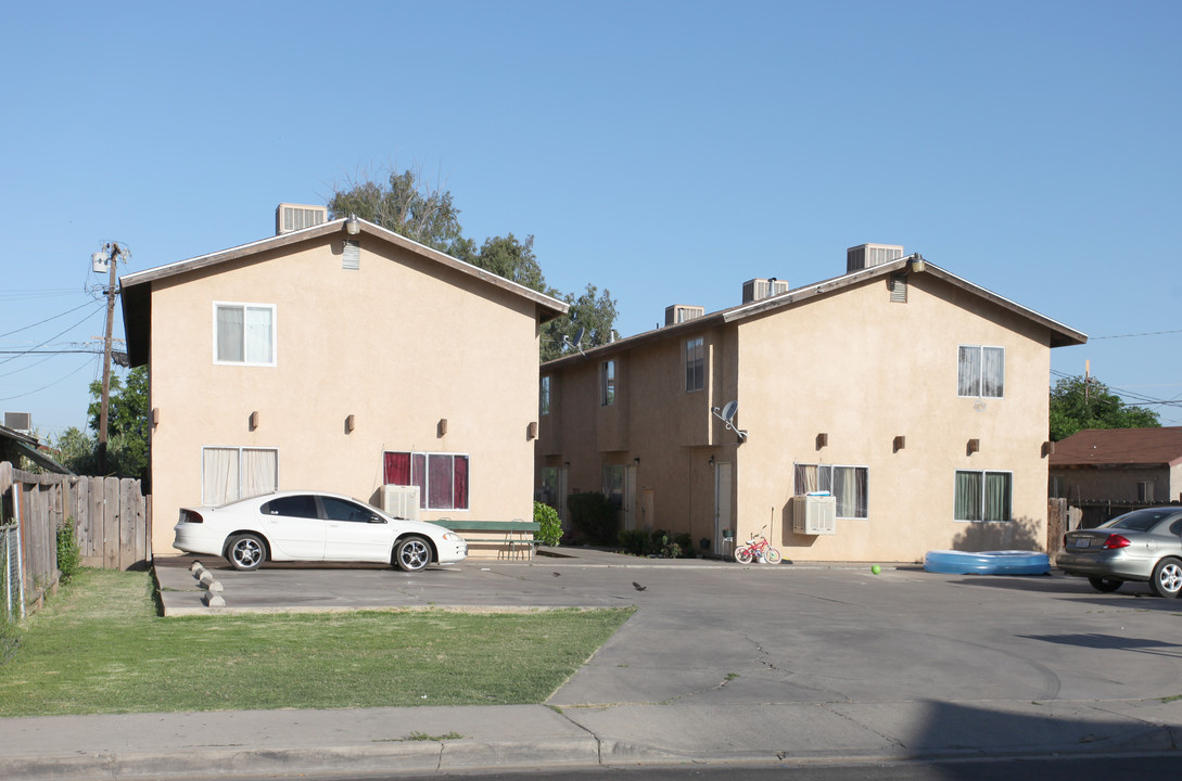 137 S Palm St in Woodlake, CA - Building Photo