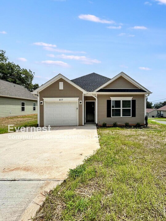 617 14th St SW in Hickory, NC - Foto de edificio
