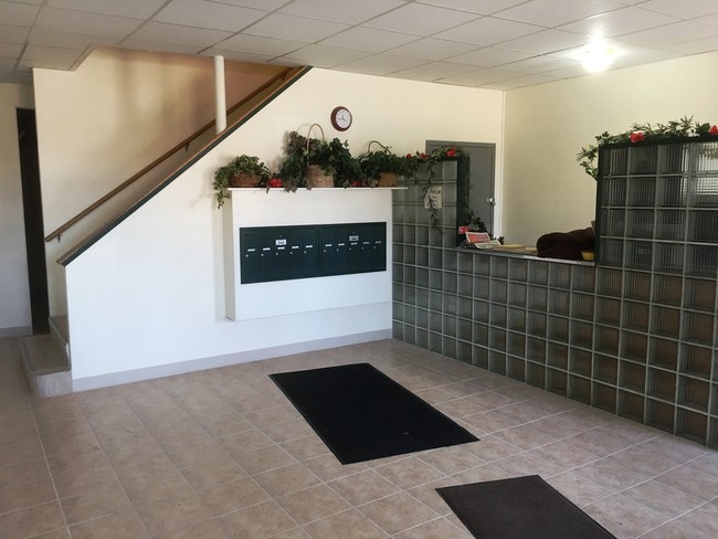 101 E 5th St in Freeman, SD - Building Photo - Lobby