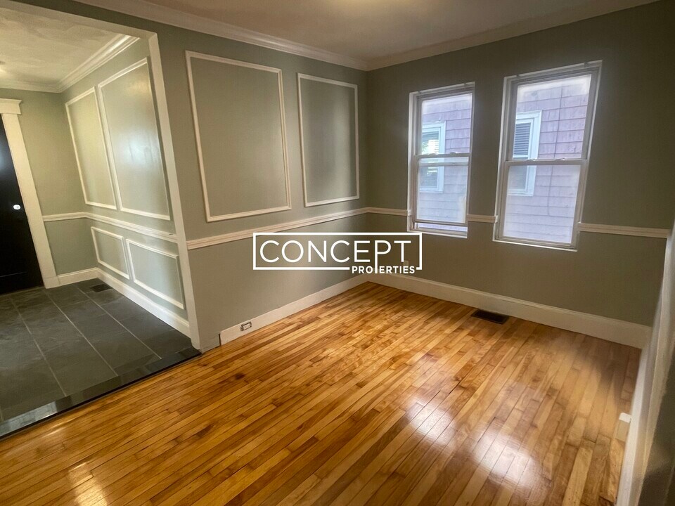 676 Adams St in Boston, MA - Building Photo