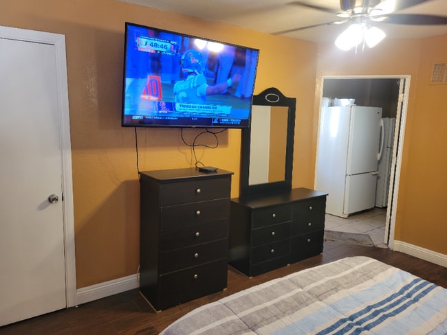 405 Leonard Ave in Las Vegas, NV - Building Photo - Building Photo