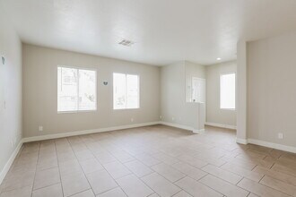 10025 Camino Loma Verde Ave in Las Vegas, NV - Foto de edificio - Building Photo