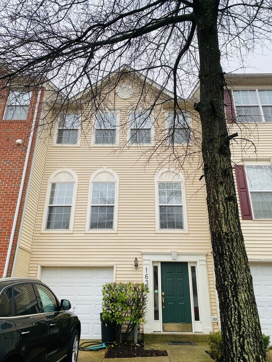 1638 Benoli Ct in Odenton, MD - Foto de edificio