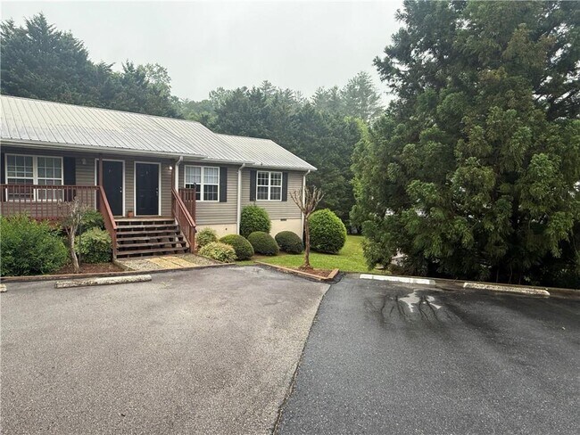683 Grant St in Clarkesville, GA - Building Photo - Building Photo