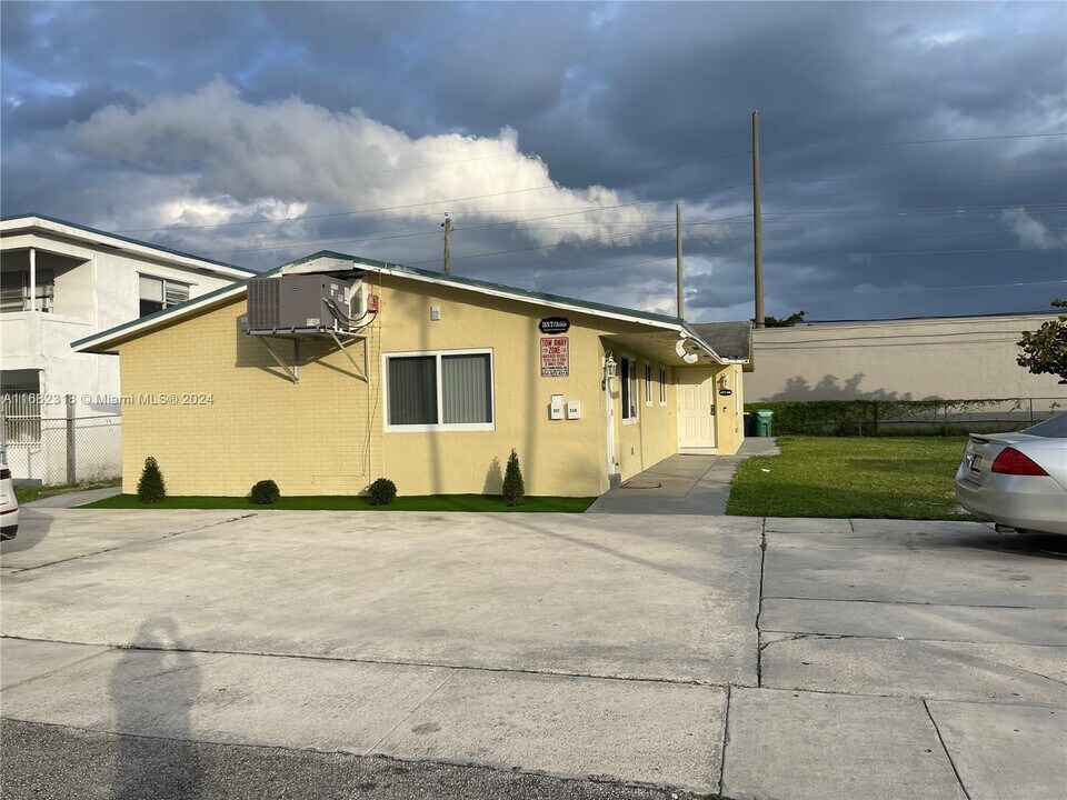 357 Phippen Waiters Rd-Unit -1-2 in Dania Beach, FL - Building Photo