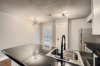 5909 Lago Vista Way in Lago Vista, TX - Foto de edificio - Building Photo